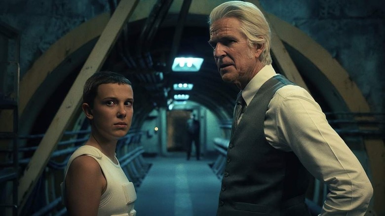 Stranger Things'de (2016) Eleven ve Dr. Brenner bir yeraltı üssünde