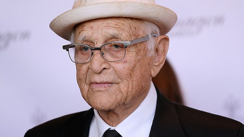 Norman Lear, 2018'de Imagen Ödülleri'nde şapkalı