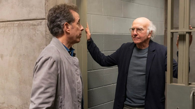 Larry (Larry David) ve Jerry (Jerry Seinfeld), gri bir hapishane hücresinin kapısında duruyorlar; Larry gözlük takıyor ve parmaklıkları tutuyor; Jerry profilde onunla yüzleşiyor, her ikisi de Coşkunuzu Azaltın'da ciddi ifadelerle.