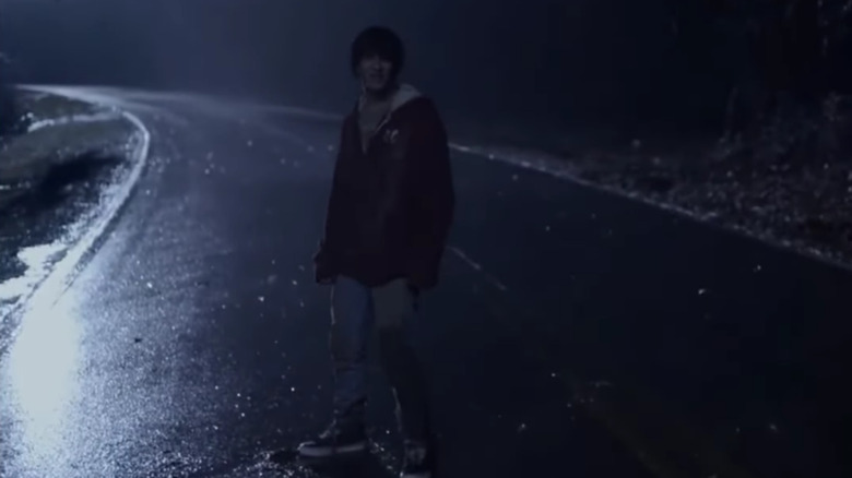 Scott McCall, de Tyler Posey, fica na chuva em Teen Wolf