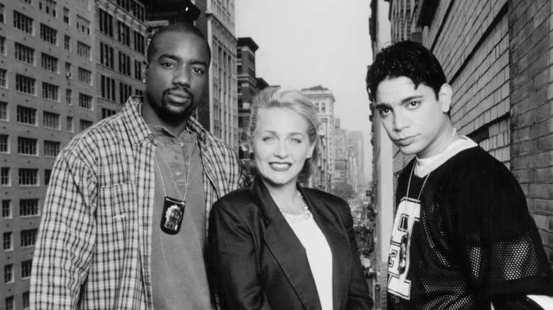 Malik Yoba, Patti D'Arbanville ve Michael DeLorenzo, New York Undercover'ın resmi siyah beyaz tanıtım fotoğrafında New York balkonunda.