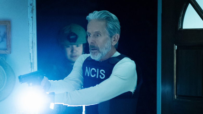 Alden Parker (Gary Cole) silah ve el feneri tutuyor, şok olmuş görünüyordu. 