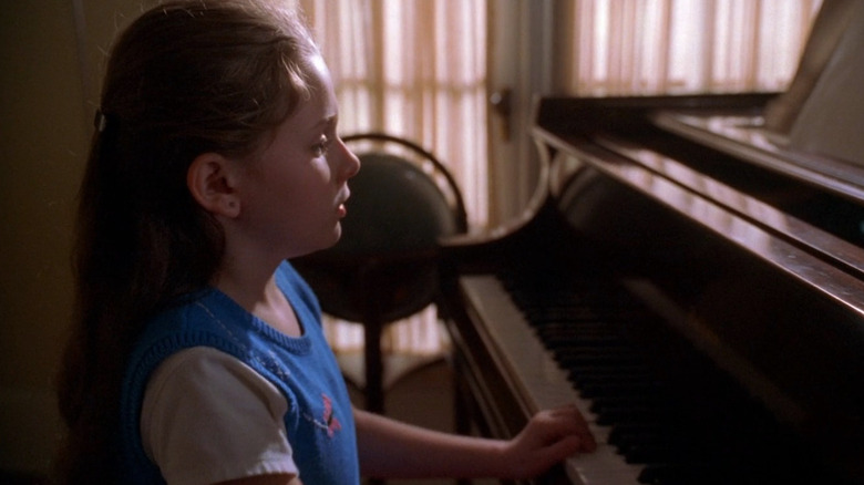 Young Abigail Breslin playing piano in NCIS