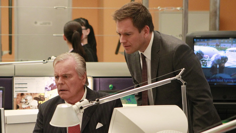 Robert Wagner as Anthony DiNozzo Sr. sitting at desk next to Michael Weatherly as Tony in NCIS