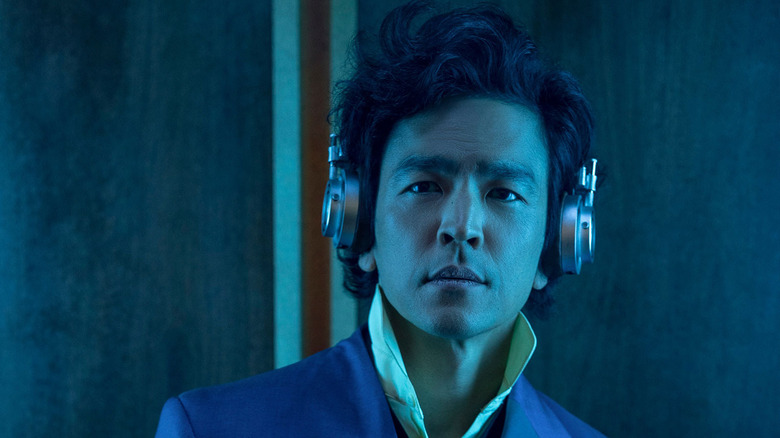 Spike Spiegel uses headphones.