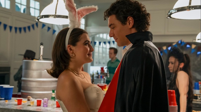 Hannah Wells ve Garrett Graham Cadılar Bayramı kostümleriyle birbirlerine gülümsüyorlar