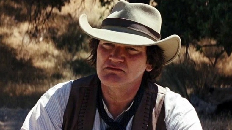 Frankie (Quentin Tarantino) está sentado 