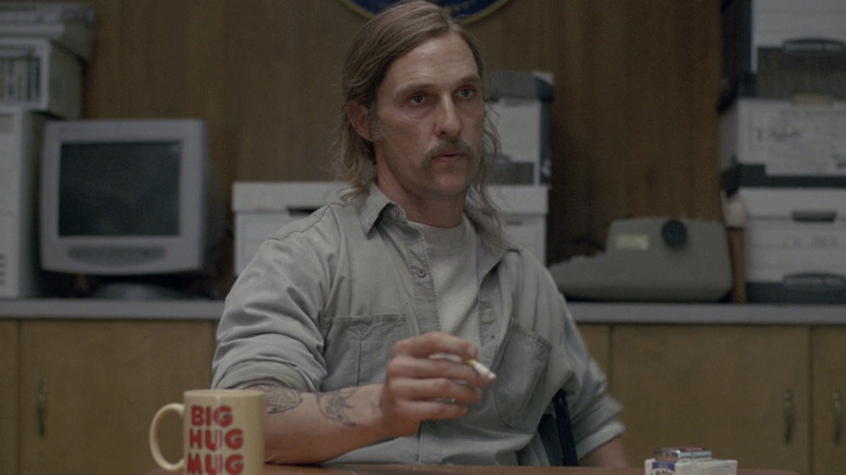 Rustin Cohle sentado na sala de interrogatório em True Detective (2014-2024)