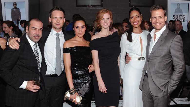 Rick Hoffman, Patrick J. Adams, Meghan Markle, Sarah Rafferty, Gina Torres ve Gabriel Macht