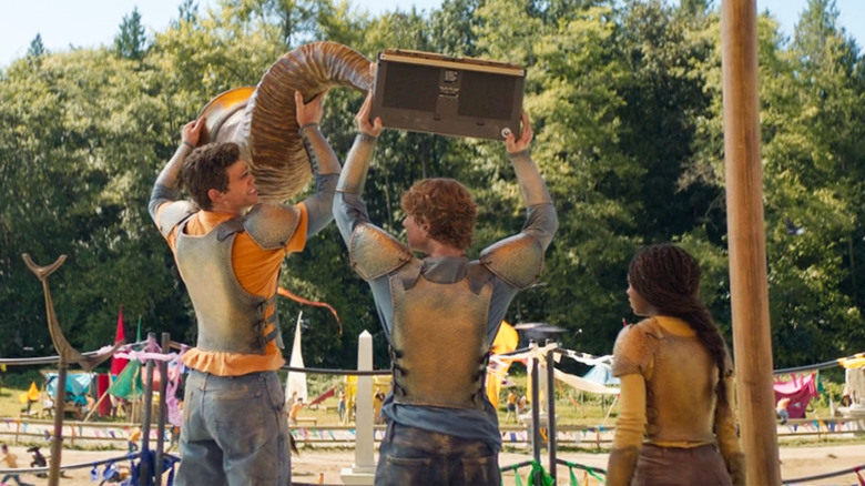 Percy usa as emoções de Mariah Carey para espantar pombos demoníacos em Percy Jackson e os Olimpianos, temporada 2, episódio 2