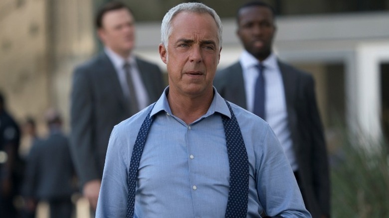 Detective Harry Bosch walking with his tie undone