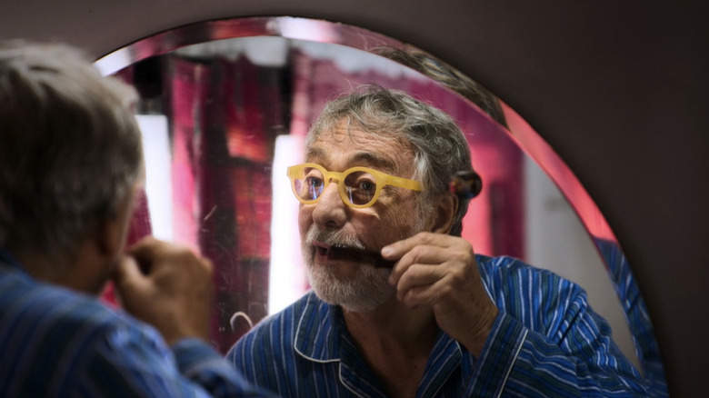 Luis Brandoni's Manuel Tamayo Prats brushed his mustach in the mirror in Nada
