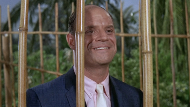 Don Rickles enquanto Norbert Wiley olha de sua gaiola de bambu