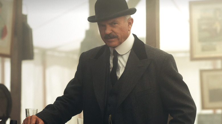 Sam Neill Binbaşı Chester Campbell rolünde 