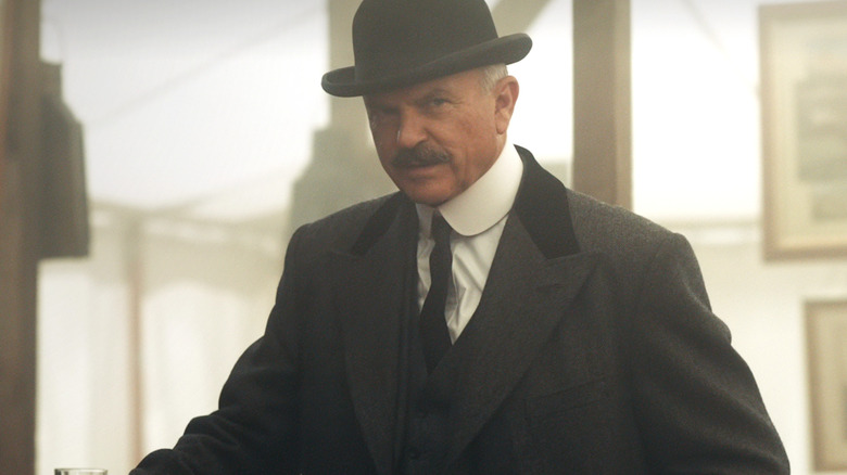 Sam Neill Binbaşı Chester Campbell rolünde 