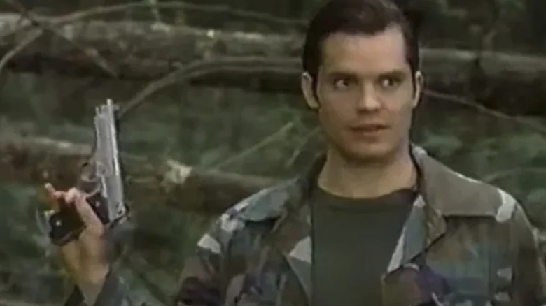 Scooby (Timothy Olyphant) ormanda elinde silahla 