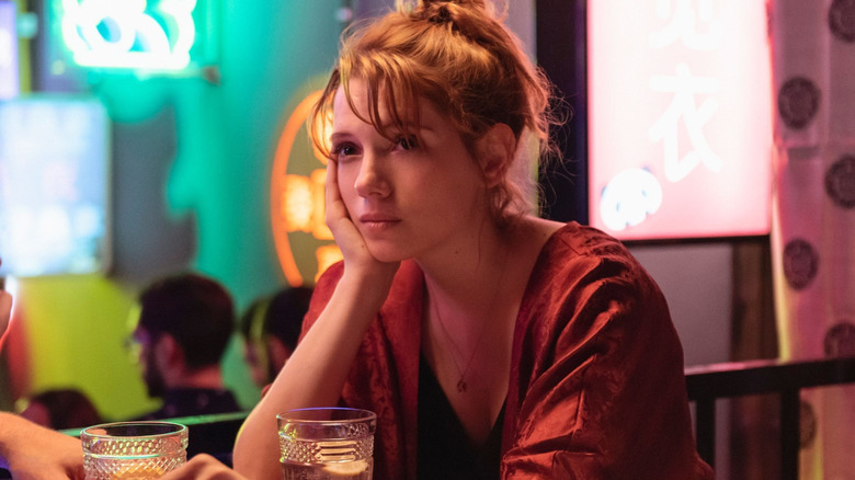 Diana Gomez as Valeria sitting in a bar in Valeria