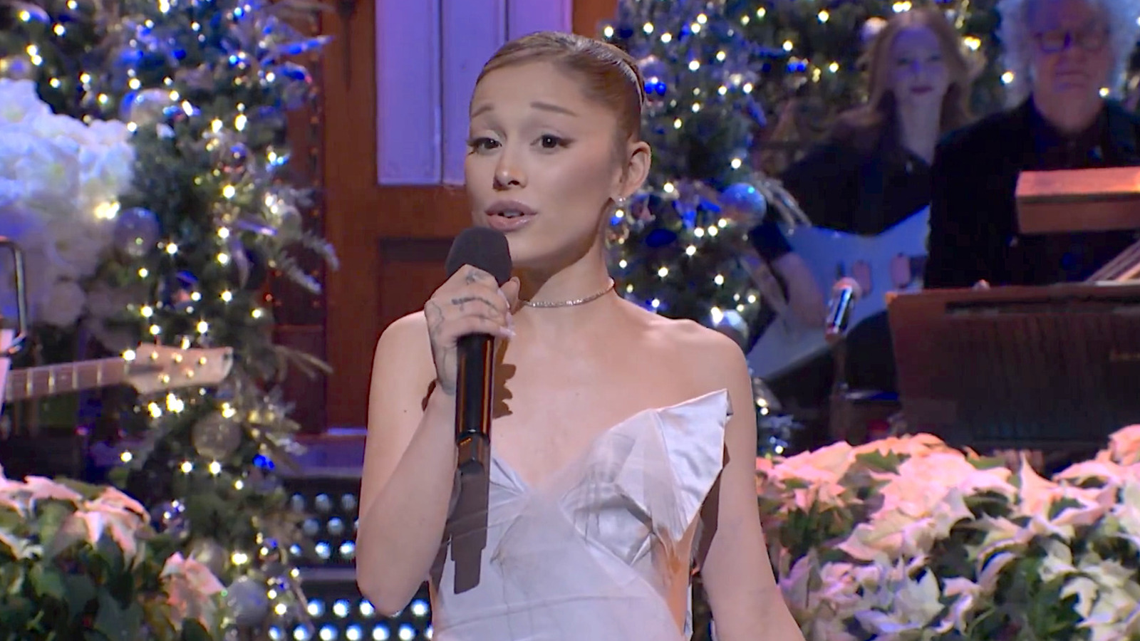 Ariana Grande Sings All I Want For Christmas Is You On SNL