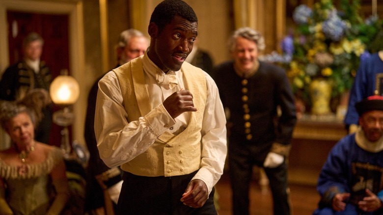 Malachi Kirby como Hezekiah Moscou em posição de boxe em Mil Golpes