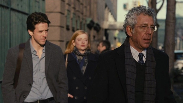 Ashley Zuckerman, Sarah Snook, and Eric Bogosian as Nate, Shiv, and Gil, walking together down the streets of New York City on Succession