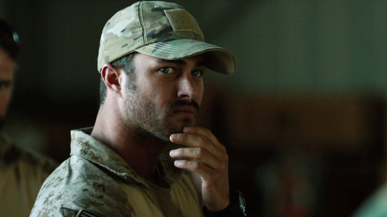 Jared ouve o briefing da missão em Zero Dark Thirty (2012)