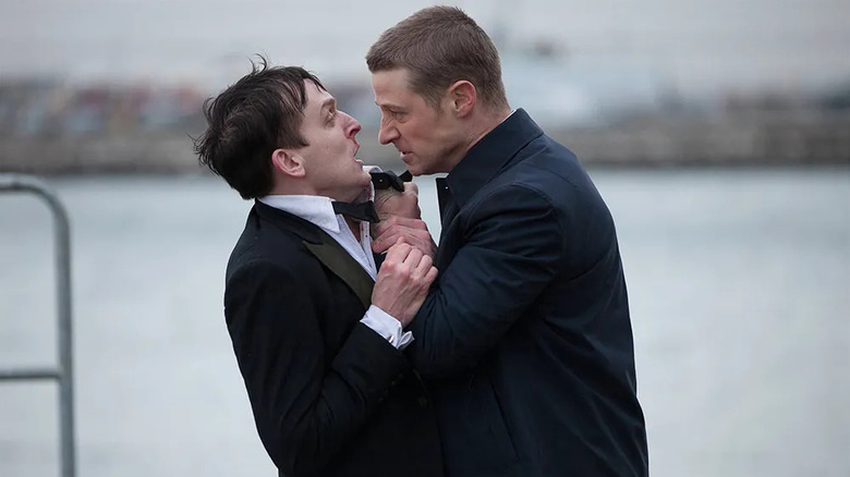 Ben McKenzie's Jim Gordon threatens Robin Lord Taylor's Penguin on Gotham.