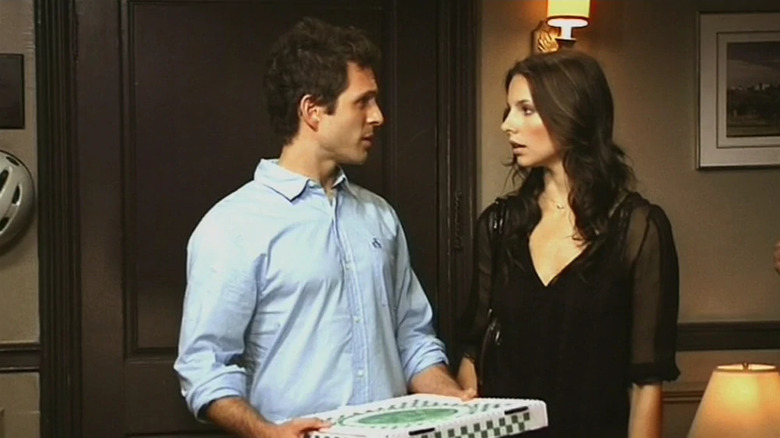 Glenn Howerton and Jill Latiano as Dennis and Caylee with a pizza in Always Sunny