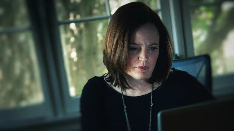 Michelle McNamara stares intently at her laptop in I'll Be Gone in the Dark