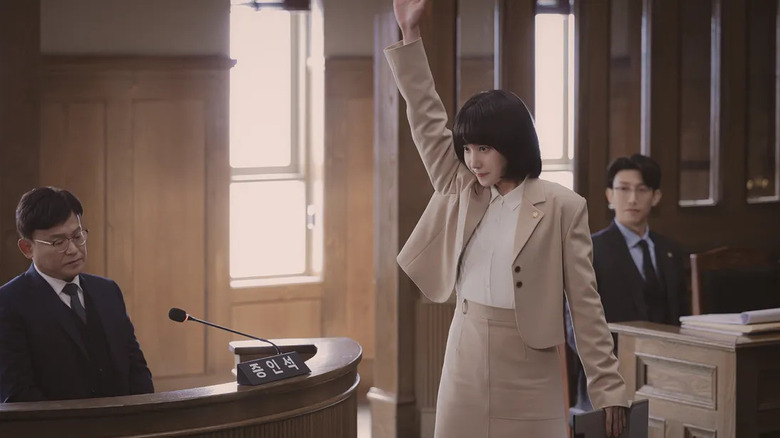 Woo Young-woo (Park Eun-bin) holds up her hand in a courtroom on Extraordinary Attorney Woo