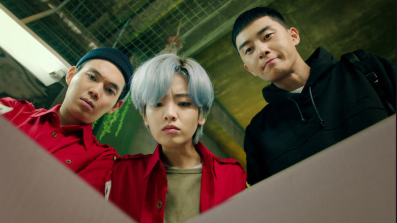 Choi Seung-kwon (Ryu Kyung-soo), Ma Hyun-yi (Lee Joo-young) and Park Seo-ro-yi (Park Seo-joon) look inside a box on Itaewon Class