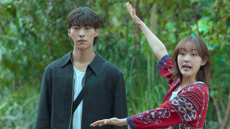 Jo Jae-mi (Lee Yoo-mi) shows off Hae-jo (Woo Do-hwan) on Mr. Plankton