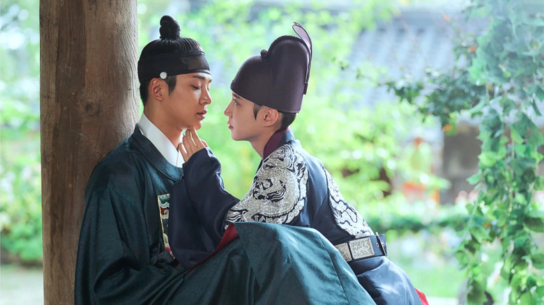 Dam-yi (Park Eun-bin) caresses the face of Jung Ji-woon (Rowoon) by a wooden column on The King's Affection