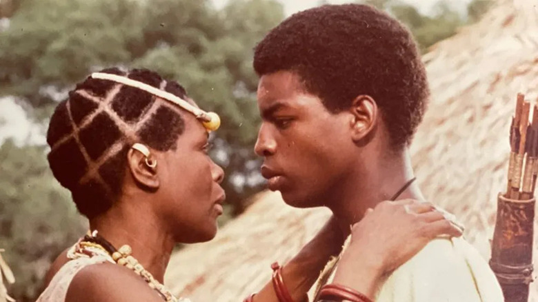Binta (Cicely Tyson) emotionally grabs Kinta Kunta (LeVar Burton) in Roots