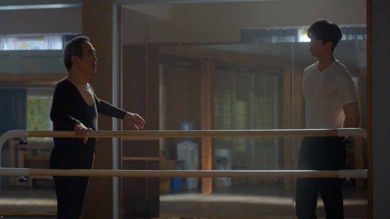 Lee Chae-rok training Shim Deok-chul in the ballet studio in Navillera