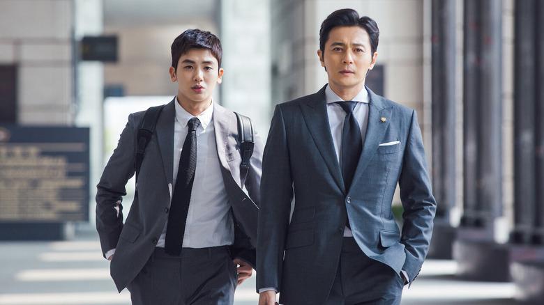 Go Yeon-woo walking closely behind Choi Kang-seok in Suits (2018)
