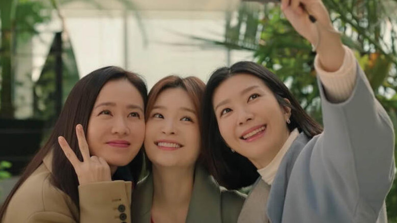 Cha Mi-jo, Jeong Chan-young, and Jang Joo-hee posing for a selfie in Thirty-Nine