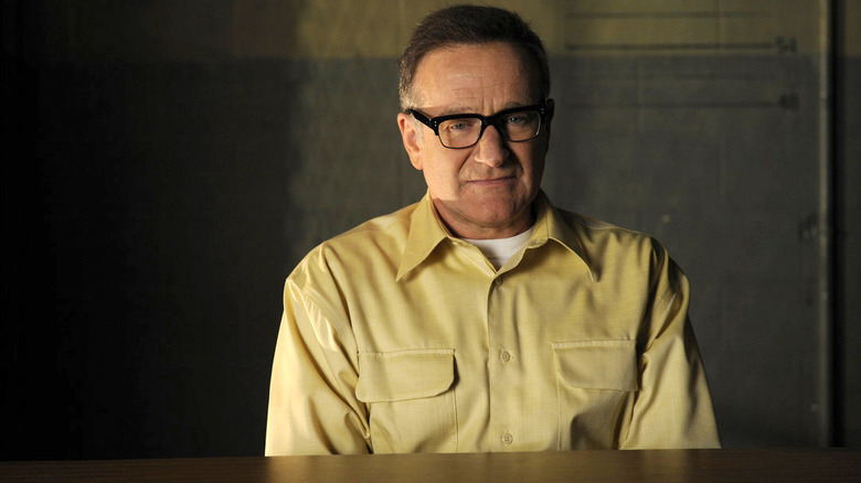 Merritt Rook (Robin Williams) in a yellow shirt in an interrogation room on Law & Order: Special Victims Unit