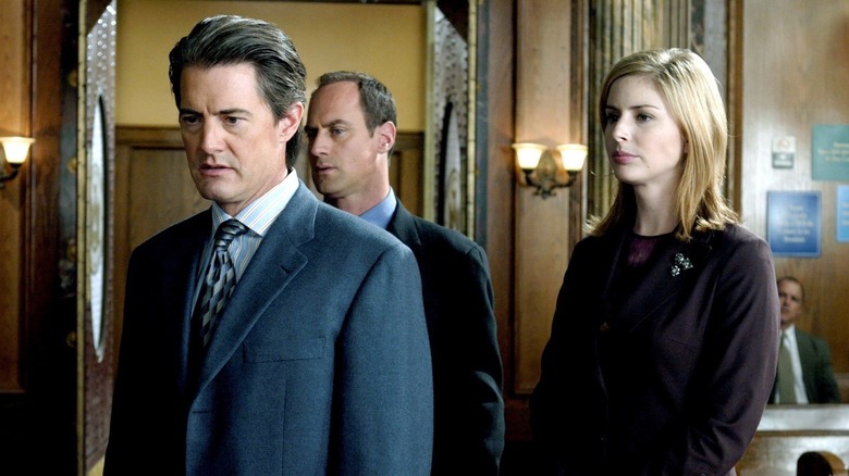 Brett (Kyle MacLachlan) with Elliot (Christopher Meloni) and Casey (Diane Neal) behind him in the courtroom on Law & Order: Special Victims Unit