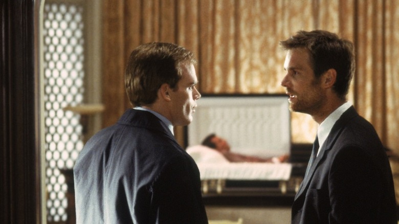 David (Michael C. Hall) and Nate (Peter Krause) arguing in front of a body at the funeral home on Six Feet Under
