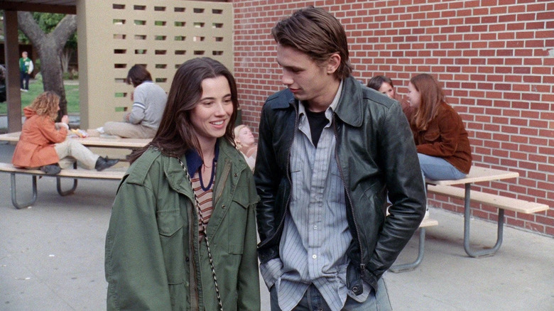 Linda Cardellini and James Franco as Lindsay Weir and Daniel Desario, walking through the school courtyard on Freaks and Geeks