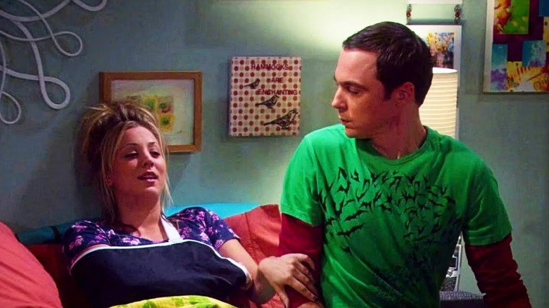 Penny ve Sheldon yatakta oturup konuşuyorlar