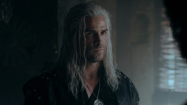 Geralt (Liam Hemsworth) parece sério em The Witcher