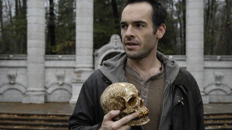 Harry Dresden, de Paul Blackthorne, abriga o assombrado Skull Bob em The Dresden Files.