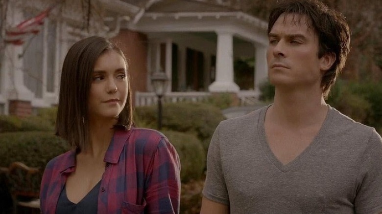 The Vampire Diaries'de Elena ve Damon sokakta yürüyor ve birbirlerine bakıyorlar