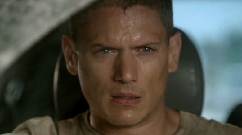 Michael Schofield in the passenger's seat of a car in Prison Break