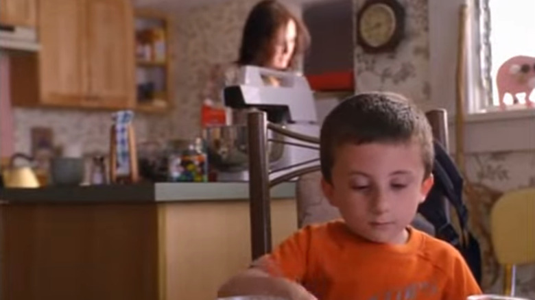 The Middle unaired 2007 pilot, Brick (Atticus Shafer) eating breakfast with Frankie (Ricki Lake) at the kitchen counter