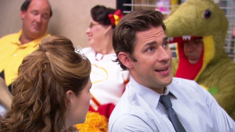 John Krasinski as Jim Halpert talks to Jenna Fischer as Pam Beesly on The Office