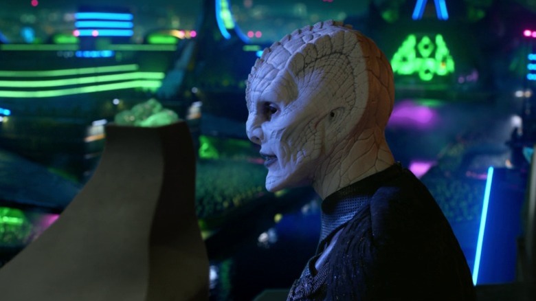 Teleya standing on a balcony before a Krill crowd on The Orville S3E4