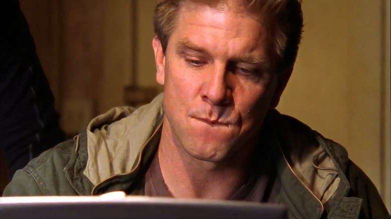 Lem (Kenny Johnson) kafası karışmış görünüyor 