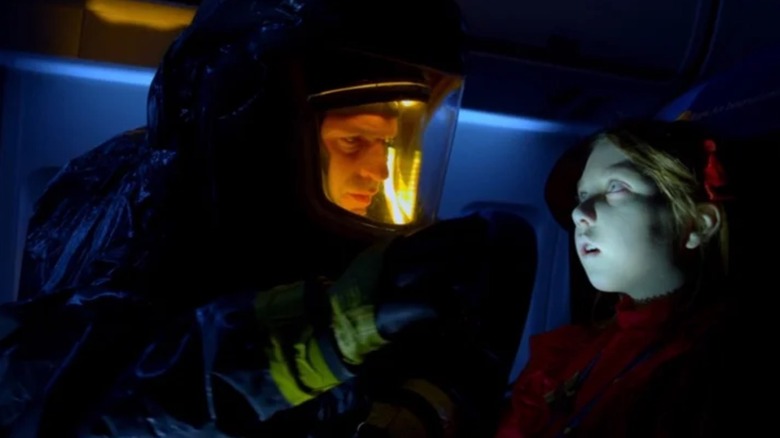 Corey Stoll como Dr. Ephraim Goodweather olhando para uma garota morta em um avião em The Strain
